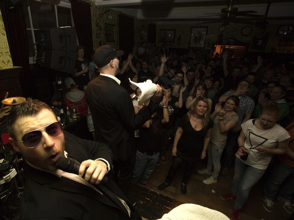 Hajo'S Germania Lodge & Irish Pub Рюдесхайм-на-Рейне Экстерьер фото