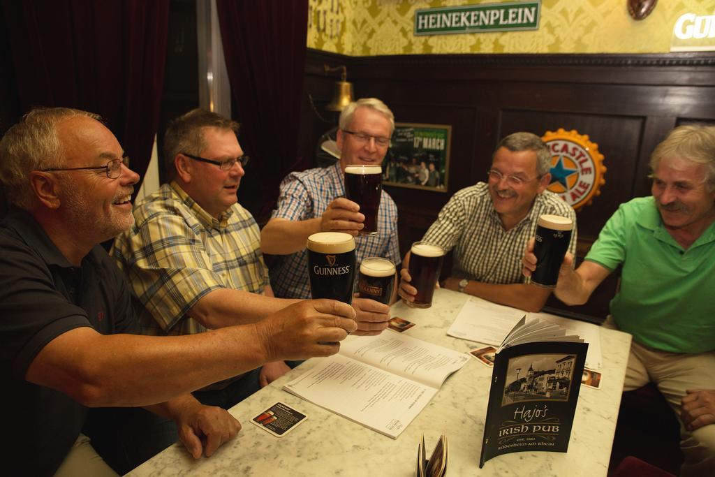 Hajo'S Germania Lodge & Irish Pub Рюдесхайм-на-Рейне Экстерьер фото