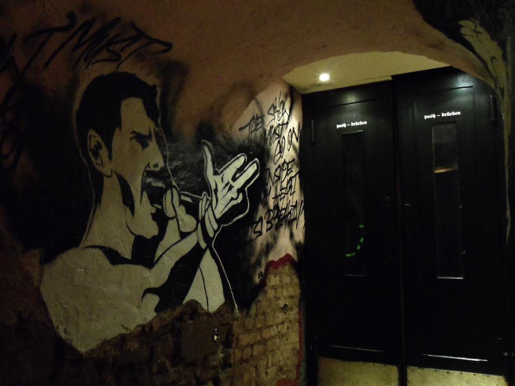 Hajo'S Germania Lodge & Irish Pub Рюдесхайм-на-Рейне Экстерьер фото