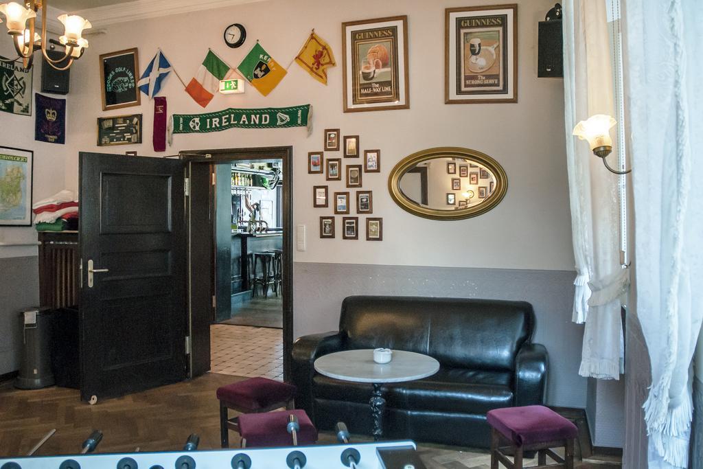 Hajo'S Germania Lodge & Irish Pub Рюдесхайм-на-Рейне Экстерьер фото