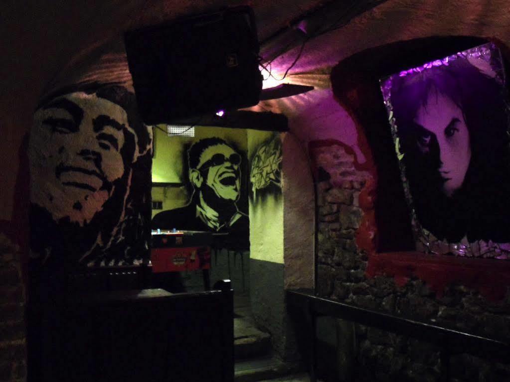 Hajo'S Germania Lodge & Irish Pub Рюдесхайм-на-Рейне Экстерьер фото